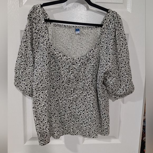 Old Navy Black & White Floral Smocked Back Top in Size XL - Picture 2 of 10
